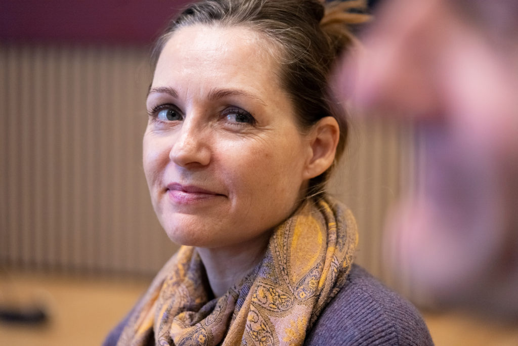 Mor med omsorgsfuldt udtryk i øjnene