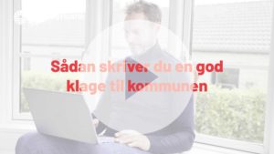 Billede af mand som sidder ved sin computer