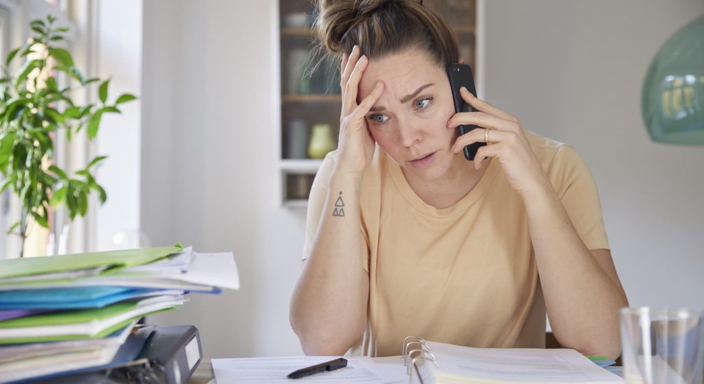Utilfreds kvinde der taler i telefon