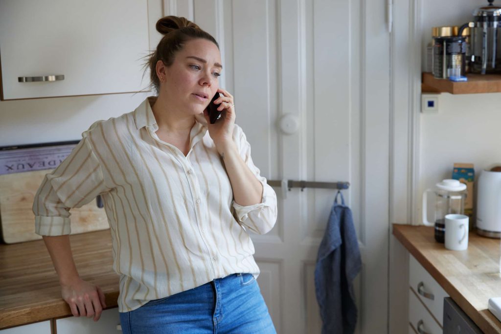 Kvinde taler i telefon med en læge