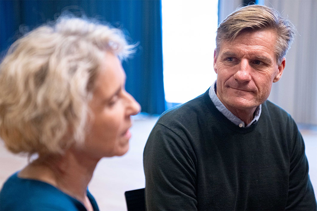 Mand ser på kvinde i samtalegruppe