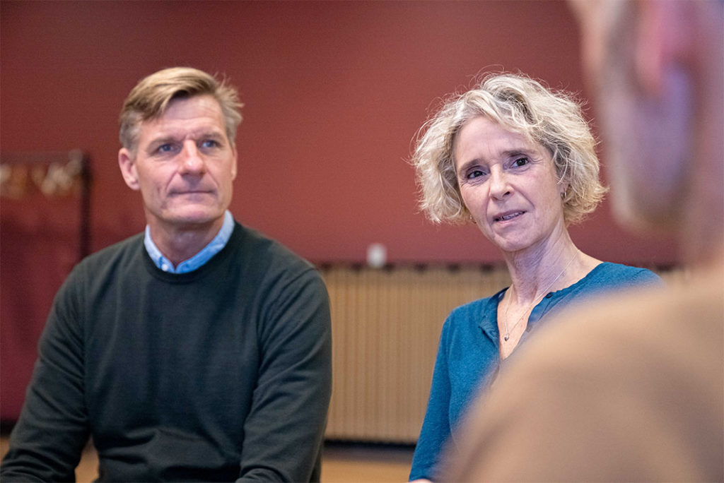 Deltagere i samtalegruppe lytter til en fortælle