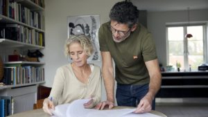 Forældre ser på dokumenter og skaber overblik