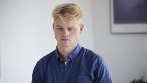 Ung mand der ser tænksom ned