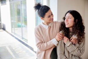 Mor med pige, der har autisme og ADHD, også kaldet AuDHD